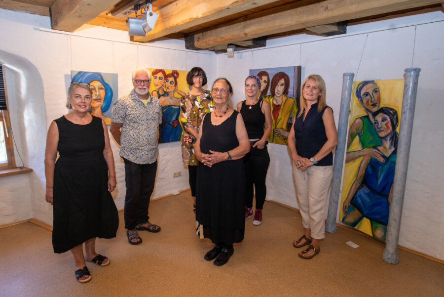 Ihre Bilder sind im Teil 1 der Malzhausausstellung zu sehen: Antje Schlaud, Rolf Kretzschmar, Regina Schütze, Susanne Söllner-Burr und Jana Geilhof (von links). 2. von rechts: Liedermacherin Katja Werker.