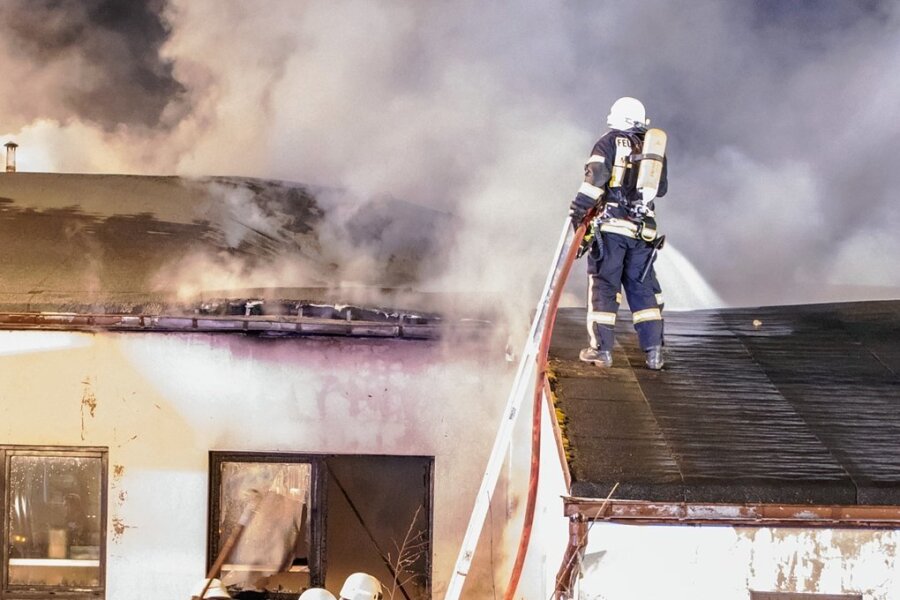Werkstatt brennt komplett aus - Mit schwerer Atemschutztechnik rückten die Kameraden dem Feuer zu Leibe. 