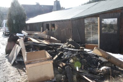 Werkstatt in Flammen: Eigentümer leicht verletzt - 150.000 Euro Schaden - 