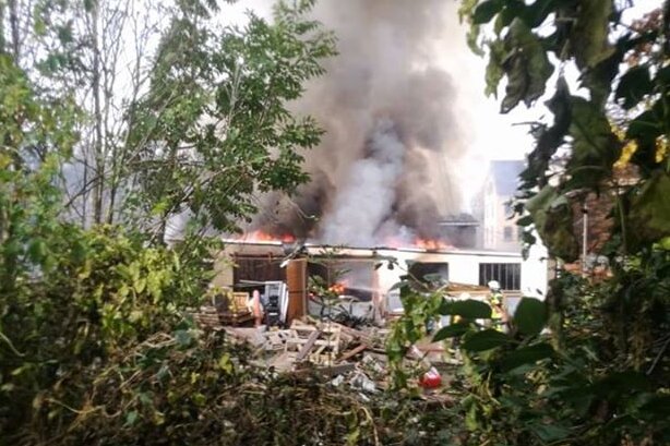 Werkstatt in Limbach-Oberfrohna steht in Flammen - Schaden in sechsstelliger Höhe - 