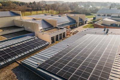 Werkstatt „Lebensbrücke“ in Glauchau setzt auf Solarenergie - 460 Quadratmeter Dachfläche der Werkstatt „Lebensbrücke“ sind mit Solarplatten versehen worden.