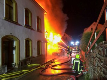 Werkstatt und Wohnhaus brennen: Familie rettet sich - Eine Familie konnte sich vor den Flammen retten.