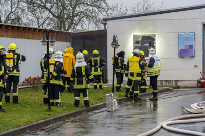 Werkstattbrand: Bauhof-Fahrzeug bei Feuer zerstört - Rund 75 Feuerwehrleute rückten am Samstagmorgen nach Wildenau aus, wo es in der Halle einer Kfz-Werkstatt brannte.