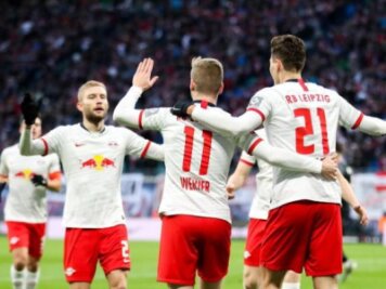 Werner beschert Nagelsmann Sieg bei Hoffenheim-Wiedersehen - Leipzigs Timo Werner (M), Patrik Schick (r) und Konrad Laimer (l) jubeln nach dem Treffer zum 1:0. 