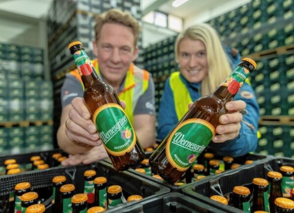 Wernesgrüner bietet Radler-Neuheit - Brauereidirektor Marc Kusche und Mitarbeiterin Sylvia Rudolph mit dem neuen Naturradler Maracuja. Seit dieser Woche wird das neue Biermischgetränk der Wernesgrüner Brauerei an den Handel geliefert. 