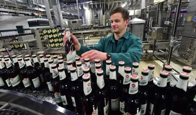 Wernesgrüner braut jetzt Bier nach böhmischer Art - Alexander Glaser kontrolliert Flaschen an der Abfüllung. Die Etiketten der neuen Sorte sollen im Stil an alte Apothekerflaschen erinnern.