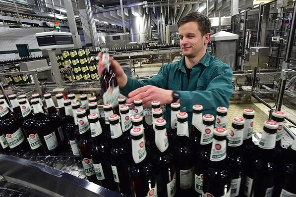 Wernesgrüner braut jetzt Bier nach böhmischer Art - Alexander Glaser kontrolliert Flaschen an der Abfüllung. Die Etiketten der neuen Sorte sollen im Stil an alte Apothekerflaschen erinnern.