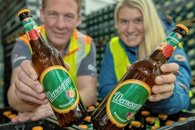 Wernesgrüner bringt Maracuja-Radler auf Markt - Brauereidirektor Marc Kusche und Mitarbeiterin Sylvia Rudolph mit dem neuen Naturradler Maracuja. Seit dieser Woche wird das neue Biermischgetränk der Wernesgrüner Brauerei an den Handel geliefert. 