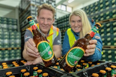 Wernesgrüner bringt Radler Maracuja auf den Markt - Brauereidirektor Marc Kusche und Mitarbeiterin Sylvia Rudolph mit dem neuen Naturradler Maracuja. Seit dieser Woche wird das neue Biermischgetränk der Wernesgrüner Brauerei an den Handel geliefert.