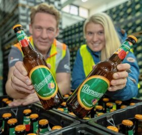 Wernesgrüner bringt Radler mit Maracuja auf den Markt - Brauereidirektor Marc Kusche und Mitarbeiterin Sylvia Rudolph mit dem neuen Naturradler Maracuja. 