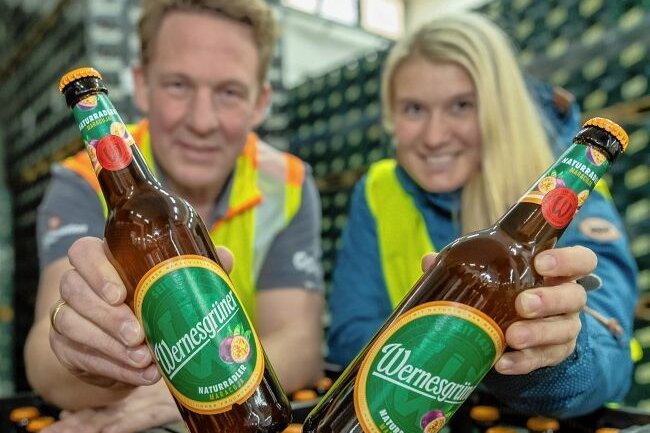 Wernesgrüner bringt Radler mit Maracuja auf den Markt - Brauereidirektor Marc Kusche und Mitarbeiterin Sylvia Rudolph mit dem neuen Naturradler Maracuja. 