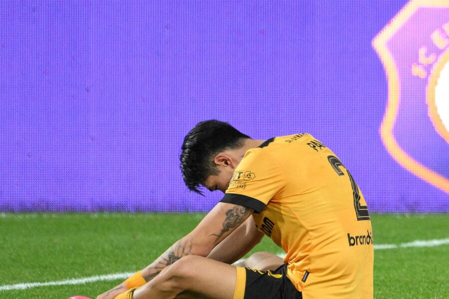 Weshalb Dynamo Dresden das Sachsenderby in Aue verloren hat: Kein kühler Kopf, kein heißes Herz - Linksverteidiger Kyu-hyun Park sitzt enttäuscht auf dem Boden. Er hatte den zwischenzeitlichen Ausgleich auf dem Fuß, scheiterte aber am Pfosten.