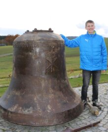 Weshalb ein 14-Jähriger der größte Glockenfan im Vogtland ist - Auf seine eigene Glocke im Garten seines Elternhauses ist Johnny Geipel mächtig stolz. Sie war als eine von vier Glocken am 16. April in der St. Jakobikirche von Oelsnitz ausgebaut worden.