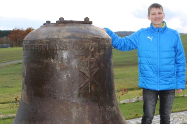 Weshalb ein 14-Jähriger der größte Glockenfan im Vogtland ist - Auf seine eigene Glocke im Garten seines Elternhauses ist Johnny Geipel mächtig stolz. Sie war als eine von vier Glocken am 16. April in der St. Jakobikirche von Oelsnitz ausgebaut worden.