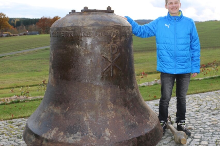 Weshalb ein 14-Jähriger der größte Glockenfan im Vogtland ist - Auf seine eigene Glocke im Garten des Elternhauses in Leubnitz ist Johnny Geipel mächtig stolz. Sie war als eine von vier Glocken am 16. April in der St. Jakobikirche von Oelsnitz ausgebaut worden.