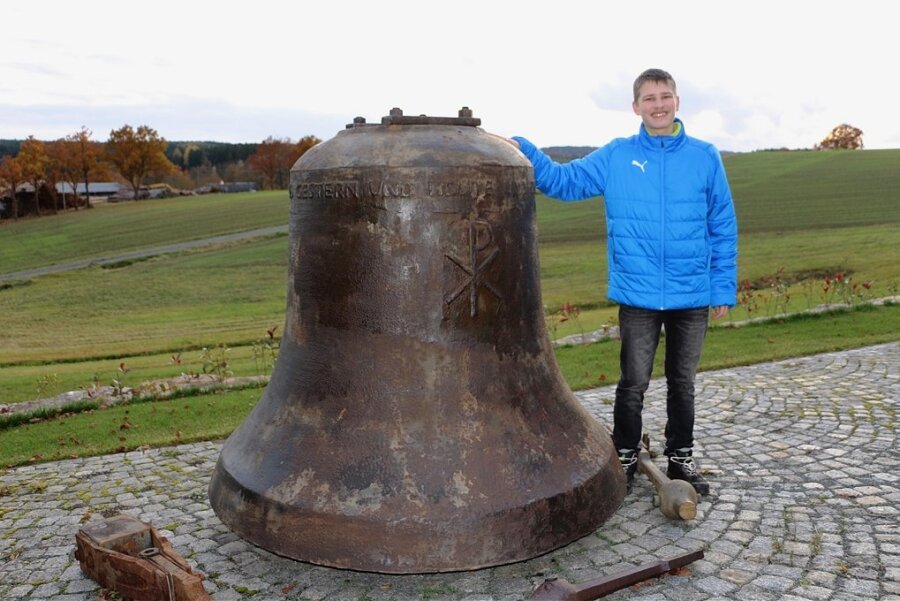 Auf seine eigene Glocke im Garten des Elternhauses in Leubnitz ist Johnny Geipel mächtig stolz. Sie war als eine von vier Glocken am 16. April in der St. Jakobikirche von Oelsnitz ausgebaut worden.