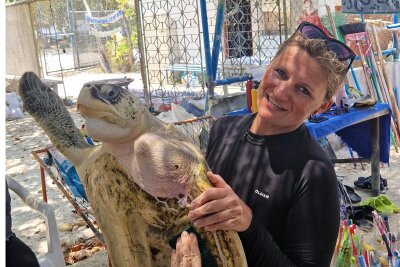 Weshalb eine Trauminsel für eine Grünhainerin zum Arbeitsort wird - Janett Lauckner im Rettungszentrum für Schildkröten mit einem Tier, das seine linke Vorderflosse verlor.