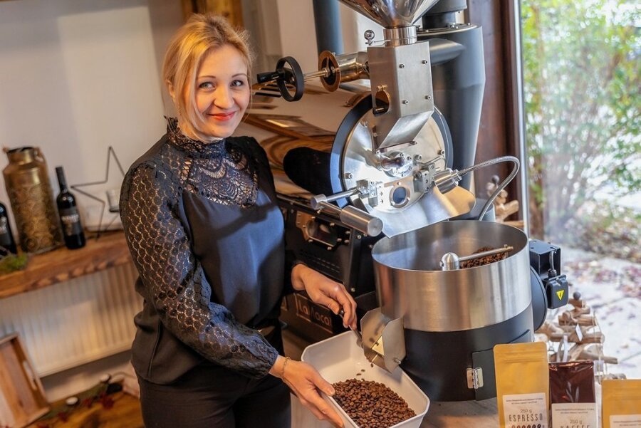 Weshalb es auf der Schlossstraße in Falkenstein so oft nach frischem Kaffee duftet - Andrea Jahnsmüller am Kaffeeröster, mit dem das  Teehaus Viehweg in Falkenstein sein Sortiment erweitert hat.