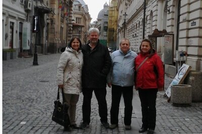 Weshalb sich ein Rodewischer Hilfsverein für Rumänien auflöst - Christian Unger (2. von links) und Ehefrau Elisabeth (rechts) mit dem Ehepaar Vlasceanu bei einem Besuch in Bukarest. 