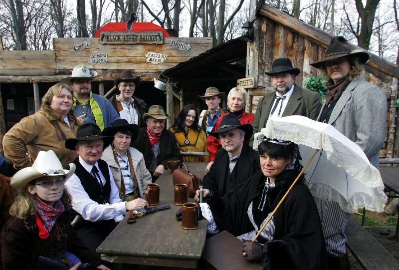 Westernfans gefällt's in der Goldgräberstadt - 
              <p class="artikelinhalt">Viele besuchten in historischen Kostümen das 9. Country-Frühlingsfest der kleinen Goldgräberstadt auf dem Zwickauer Windberg. </p>
            
