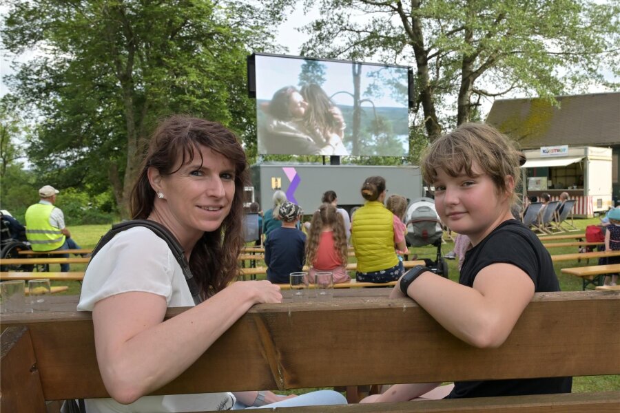 Westerzgebirge lädt zum Filmfestival Moviequidi - Madeleine Köhler aus Sosa (li.) und ihre Tochter Nelly (re.) haben sich im Kräutergarten „Ronja“ angeschaut.