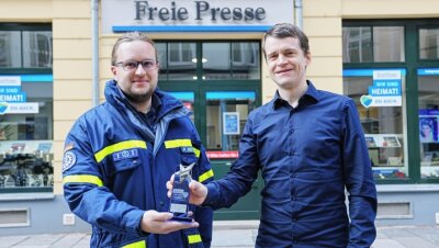 Westsachse des Jahres: "Jeder Mensch kann helfen!" - Fluthelfer Patrick Nötzold (links) aus Oberwiera erhält von Johannes Pöhlandt, stellvertretender Regionalleiter Westsachsen bei der "Freien Presse", den Pokal für den "Westsachsen des Jahres 2021". 