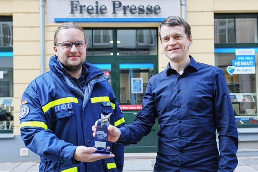 Westsachse des Jahres: "Jeder Mensch kann helfen!" - Fluthelfer Patrick Nötzold (links) aus Oberwiera erhält von Johannes Pöhlandt, stellvertretender Regionalleiter Westsachsen bei der "Freien Presse", den Pokal für den "Westsachsen des Jahres 2021". 