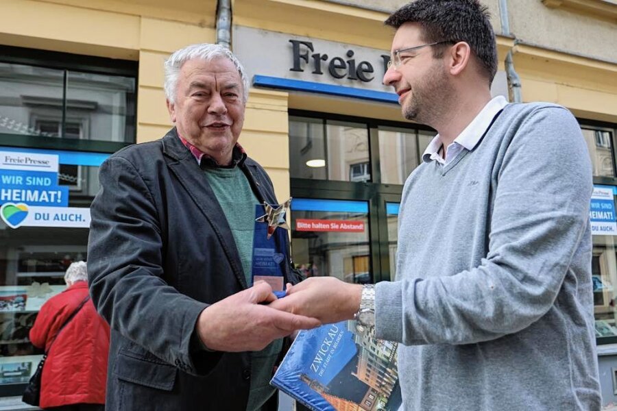 Westsachse des Jahres: Seine nächste Tour in die Ukraine ist ein Problem - Karl-Ernst Müller (links) nimmt von "Freie Presse"-Regionalleiter Michael Stellner den Preis "Westsachse des Jahres" 2022 in Empfang. 