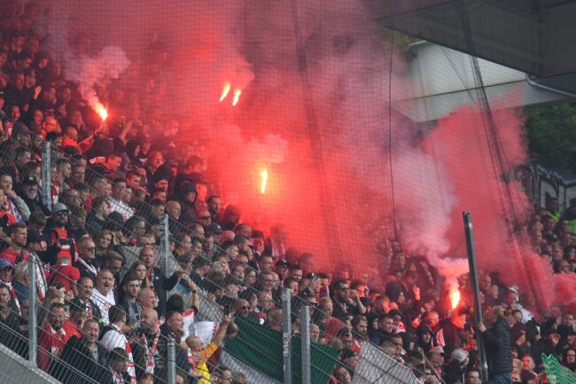 Westsachsen-Derby im Liveticker: Krawalle der Auer Fans nach Zwickauer Sieg - 