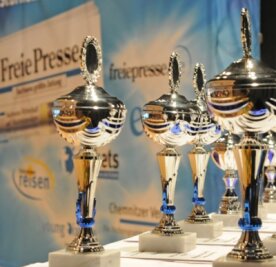 Sie müssen noch knapp zwölf Wochen lang auf ihre künftigen Besitzer warten. Am 21. April werden die Pokale in der Sachsenlandhalle Glauchau an die Gewinner der "Freie Presse"-Umfrage überreicht.