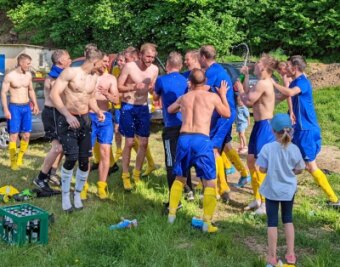 Westsachsenliga: Blau-Gelber Meisterjubel in Mülsen - Da wird gefeiert: Die Fußballer des SV Blau-Gelb Mülsen sind in der Kreisoberliga nicht mehr von Platz 1 zu verdrängen. 