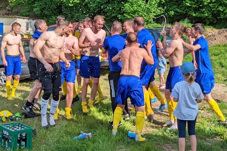 Da wird gefeiert: Die Fußballer des SV Blau-Gelb Mülsen sind in der Kreisoberliga nicht mehr von Platz 1 zu verdrängen. 