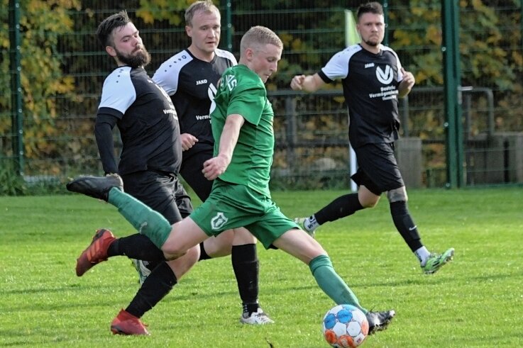 Westsachsenliga: Meeraner schwächen sich selbst - Christoph Friedrich (am Ball) steuerte am Sonntag einen Treffer zum Heimerfolg des SV Mülsen St. Niclas bei. 