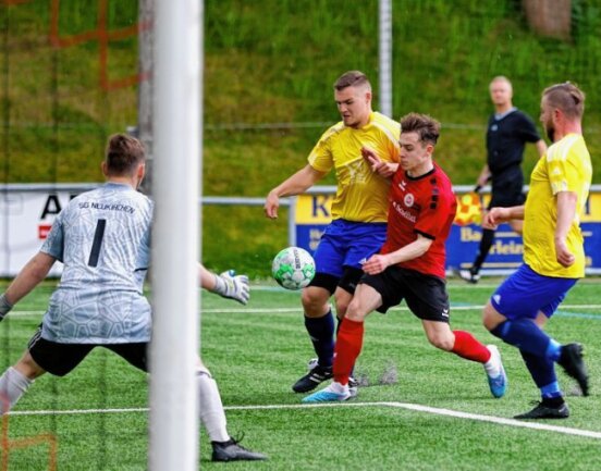 Westsachsenliga: Mit Union-Berlin-Taktik zum Dreier - Die Szene spricht Bände: Lukas Wilczynski vom SV Heinrichsort/Rödlitz behauptet sich gegen zwei deutlich größere Neukirchener Gegenspieler und trifft zum bereits vorentscheidenden 2:0. 