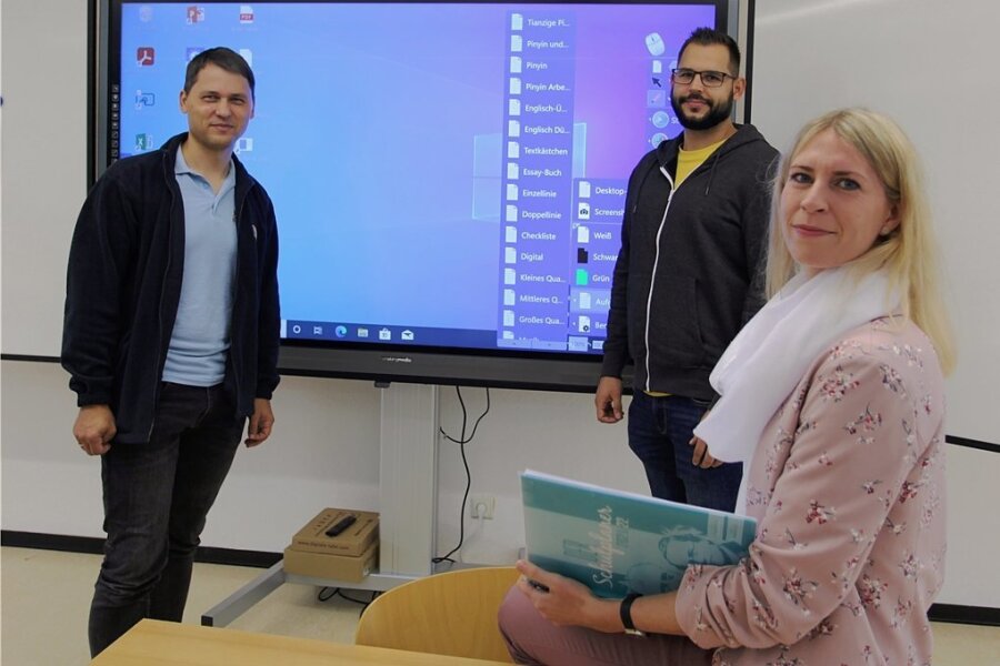 An allen DPFA-Schulen gibt es digitale Tafeln. Roman Leitsmann, Sebastian Delling und Bianca Müller (v. l.) machen sich mit der Technik vertraut. Insgesamt lernen bei der DPFA rund 3300 Schülerinnen und Schüler. 