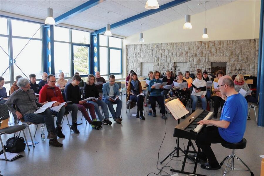 Westsächsisches Gospelprojekt 2023: Chor probt auf dem Aschberg für Premiere in Pauluskirche Zwickau - Der Projektchor bei der Probenarbeit in der Jugendherberge Klingenthal.