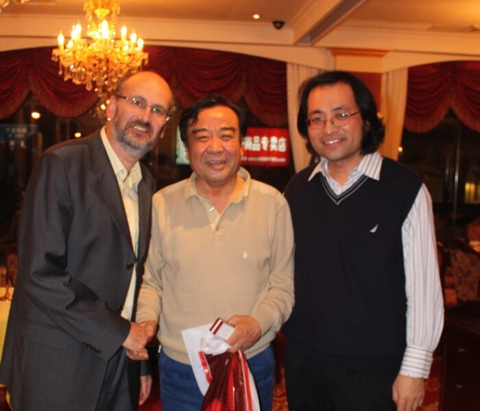 
              <p class="artikelinhalt">Der Klingenthaler Thomas Löffler mit den Professoren Wang (Mitte) und Cao beim Festival in Tianjin/China.</p>
            