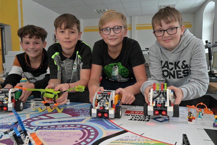 Wettbewerb mit Lego-Robotern: Schüler aus dem Erzgebirger treten bei First Lego League an - Tom Glodschei, Paul Wagner, Ian Leibelt und Arthur Windisch gehören zum Team der Oberschule Eibenstock, das im Januar bei der First Lego League in Leipzig starten will.
