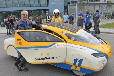 Wettbewerb: Solar-Autos liefern sich ein Rennen - 