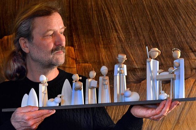 Wettbewerb "Tradition und Form": Ideen mit Pfiff gesucht - Andreas Fleischer erhielt 2015 für diese modernen Krippenfiguren, die er für Näumanns Galerie in Seiffen entwarf, einen Hauptpreis.