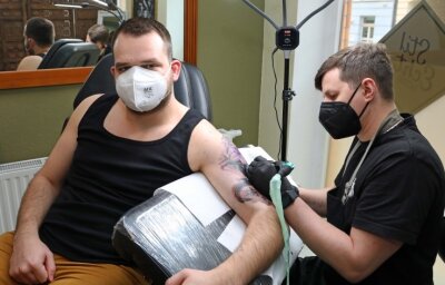 Wette verloren: Fanbeauftragter hat Tattoo auf dem Oberarm - Norman Pilling hat seinen Wetteinsatz eingelöst und sich am Samstag ein Tattoo stechen lassen. 