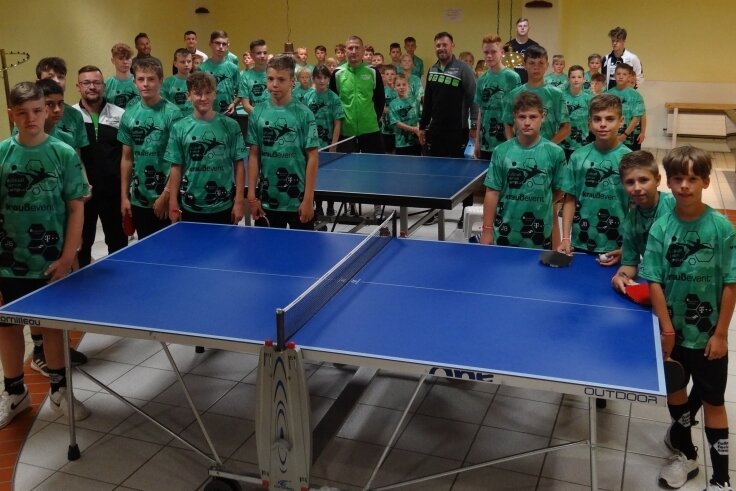 Wetter wirft Pläne durcheinander - Wegen der niedrigen Temperaturen vergnügten sich die jungen Teilnehmer des Fußball-Feriencamps in Schöneck am Dienstag unter anderem auch an der Tischtennisplatte.
