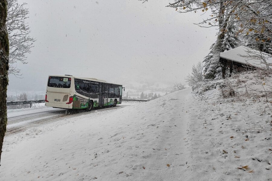 Wetteraussichten fürs Vogtland deuten auf ersten Schneefall im Aschberggebiet bereits an diesem Wochenende hin - Im vergangenen Jahr fiel in der Nacht zum 21. November im Aschberggebiet der erste Schnee und sorgte für winterliche Straßenverhältnisse.