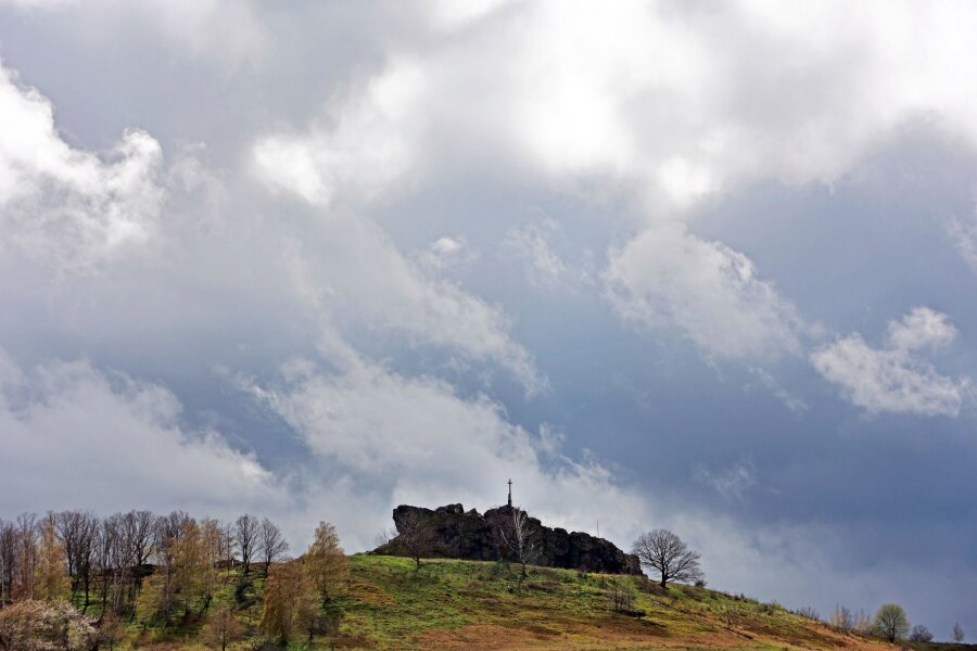 Wetterdienst: Regen und Gewitter in Deutschland - Dunkle Wolken ziehen über die Gegensteine im Harzvorland.
