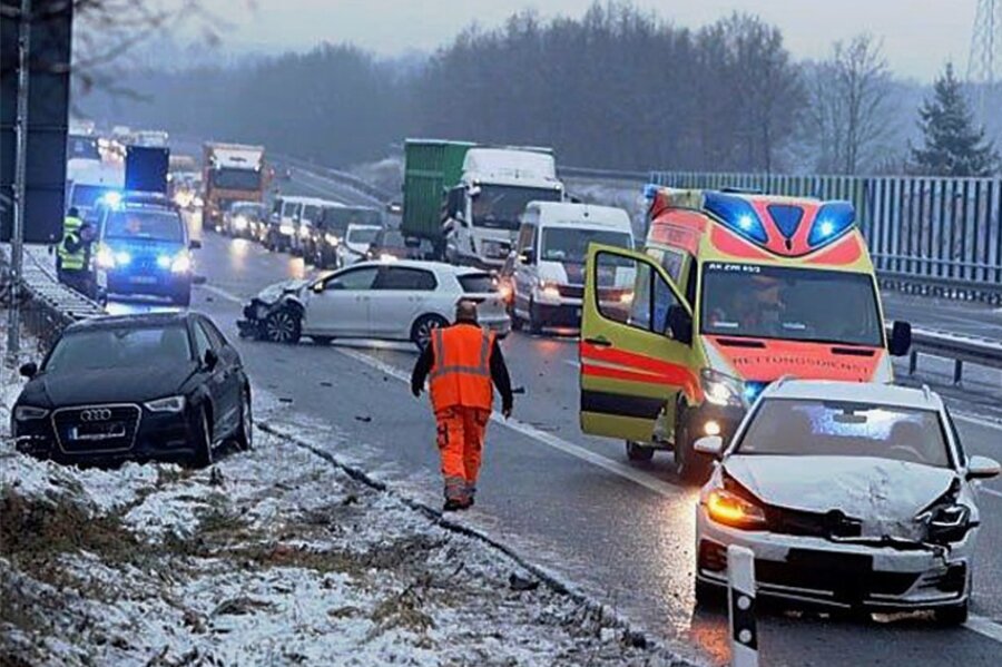 Wetterdienst verlängert Glatteis-Warnung für Sachsen - Eisregen legte mancherorts am Montag den Verkehr lahm: Auf der B 93 in Zwickau waren vier Fahrzeuge zusammengestoßen. Drei Personen wurden verletzt, die Straße blieb zweieinhalb Stunden gesperrt. 