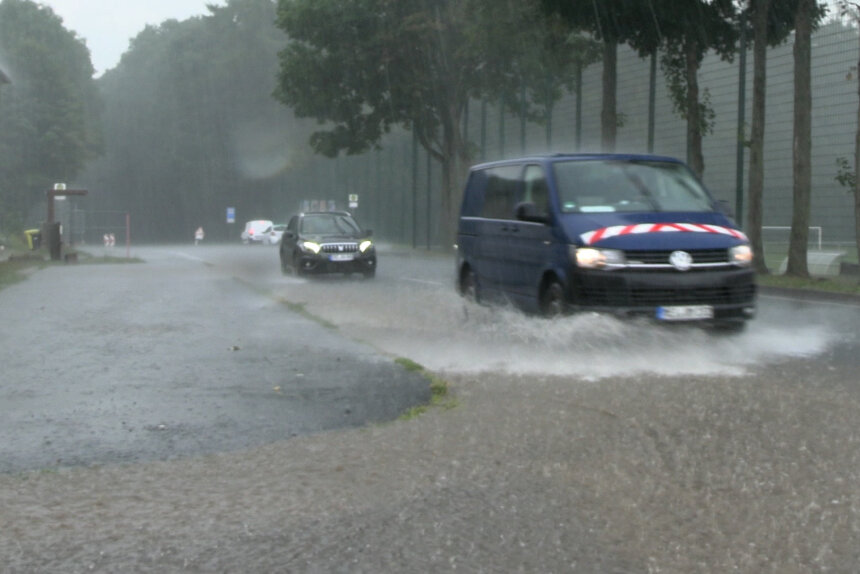 Auf der B 101 bei Annabger-Buchholz kam es am Montag zu Überflutungen. 