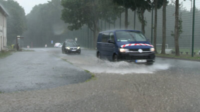 Wetterdienst warnt: Unwetter und Starkregen in Sachsen - Auf der B 101 bei Annabger-Buchholz kam es am Montag zu Überflutungen. 