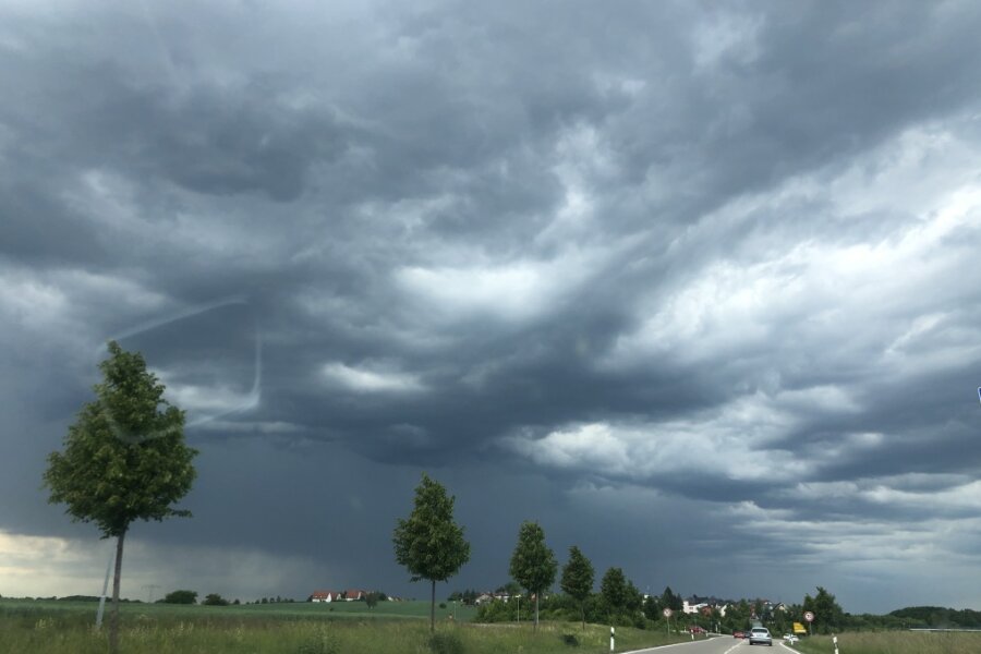 Dunkle Wolken am Himmel über Reinsdorf, südöstlich von Zwickau.