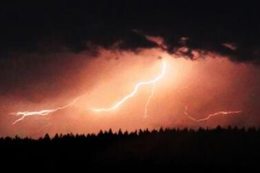 Wetterdienst warnt vor starken Gewittern in Sachsen - 