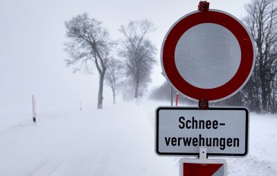 Wetterdienst warnt vor weiteren Schneeverwehungen in Sachsen - 